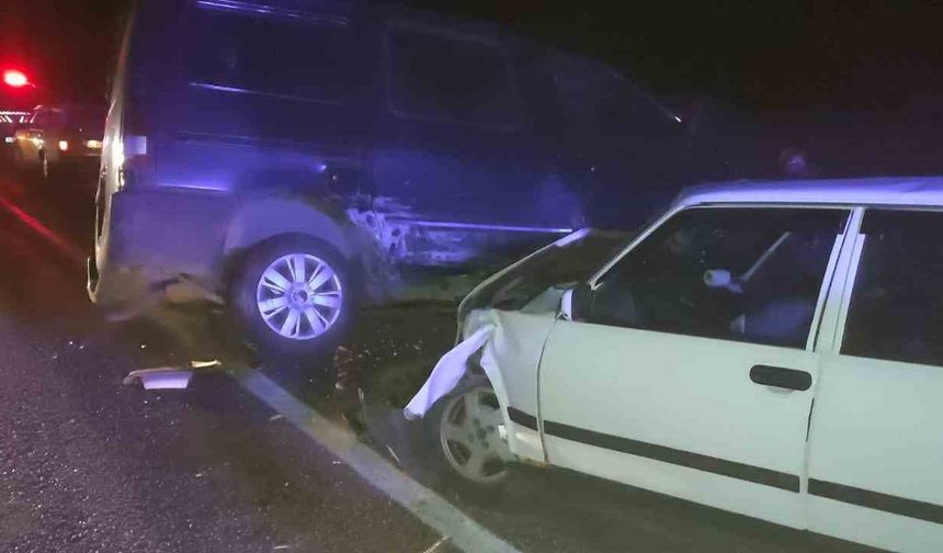 Derebucak’ta otomobil ile minibüs çarpıştı: 2 yaralı