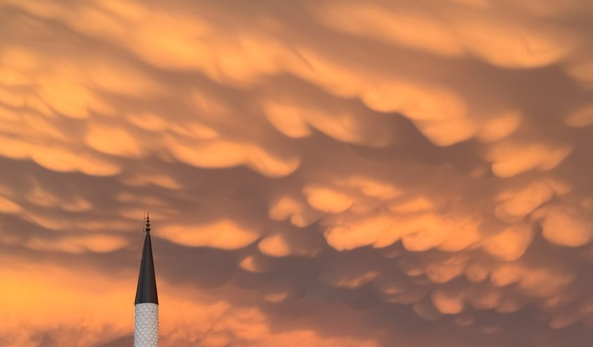 Fethiye'de sağanağın ardından gökyüzünde "Mammatus Bulutları" görüldü