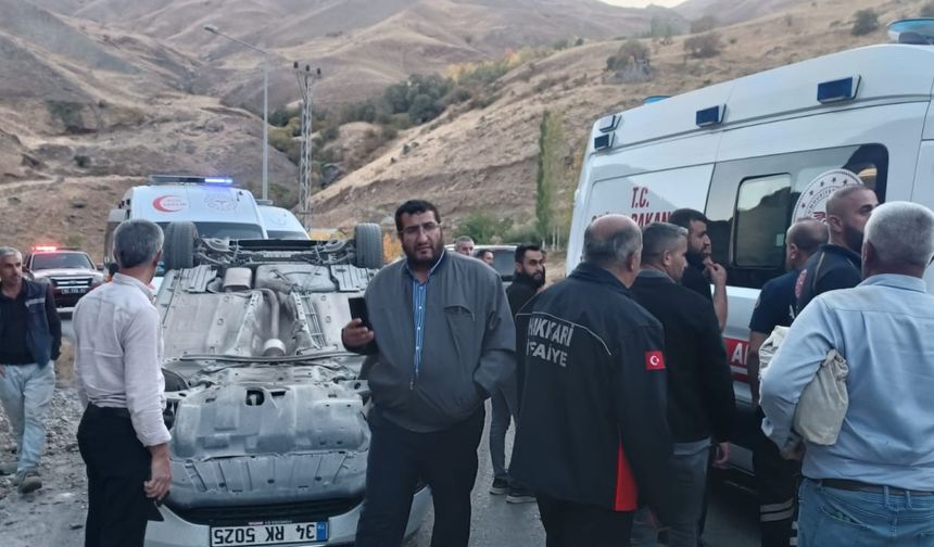 Hakkari'de kontrolden çıkan otomobil takla attı: 3 yaralı