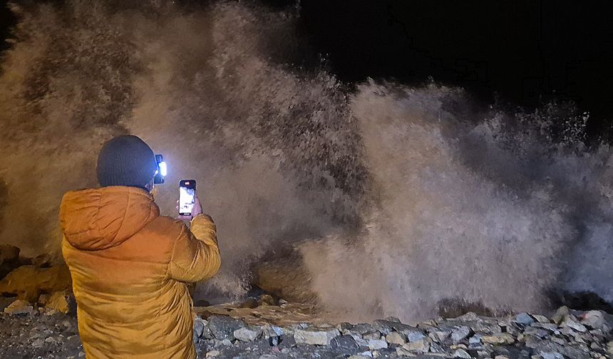 Karadeniz'de dalgaların boyu 8 metreyi aştı