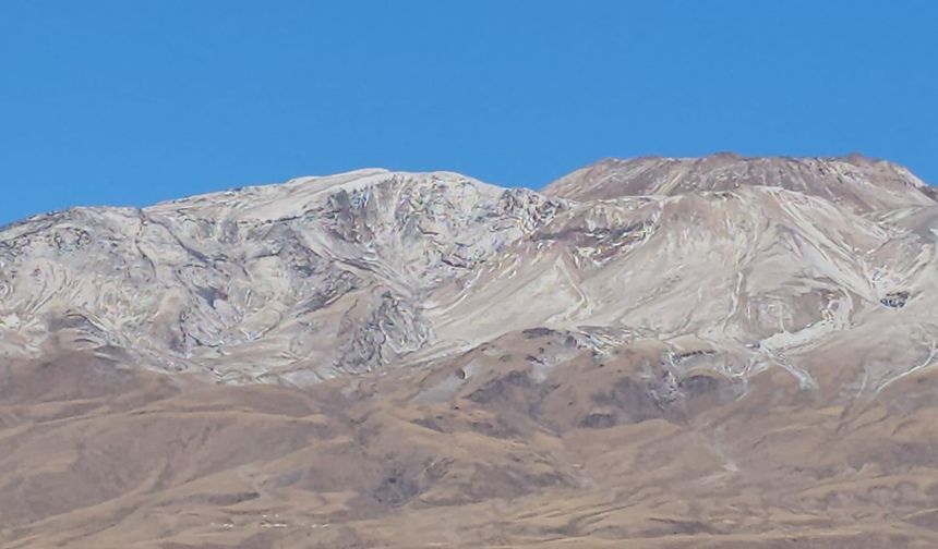 Süphan Dağı beyaza büründü