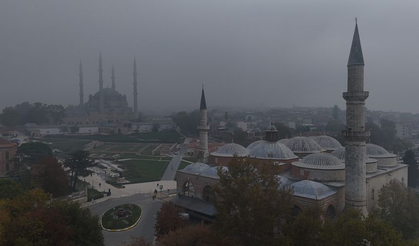 Tarihi yapılar sis bulutları içinde kaldı