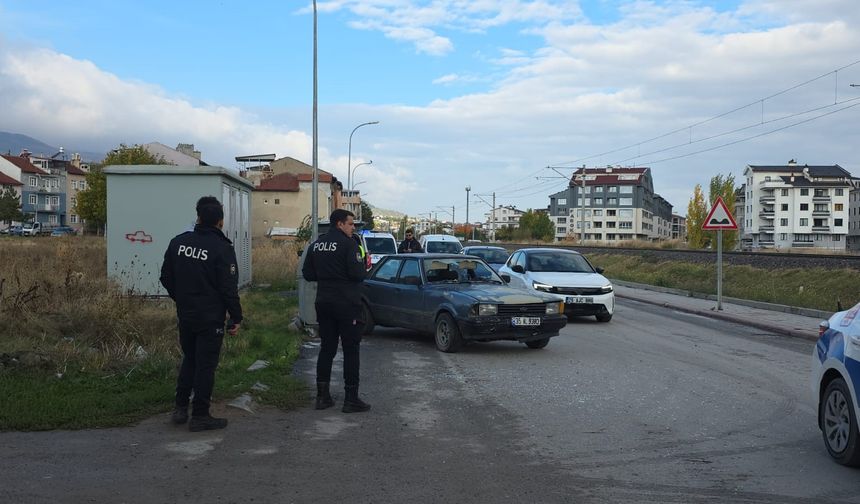 Kütahya'da otomobil 2 kişiye çarptı