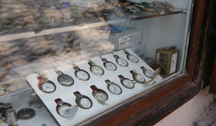 Karabüklü saat tamircisi yarım asırdır saatleri ayarlıyor