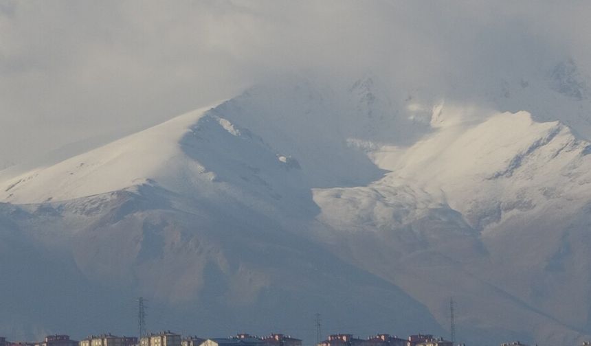 Van'ı çevreleyen dağların zirvesi beyaza büründü