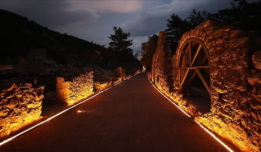 Gece müzeciliği Olympos Antik Kenti'ni akşamları da hareketlendirdi