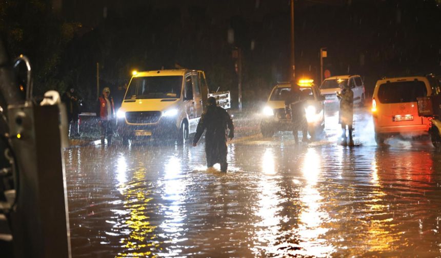 Çeşme'yi sağanak vurdu! Cadde ve sokaklar göle döndü