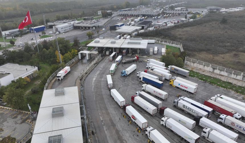 Kapıkule'de saatte geçen tır sayısı rekor sayıya ulaştı