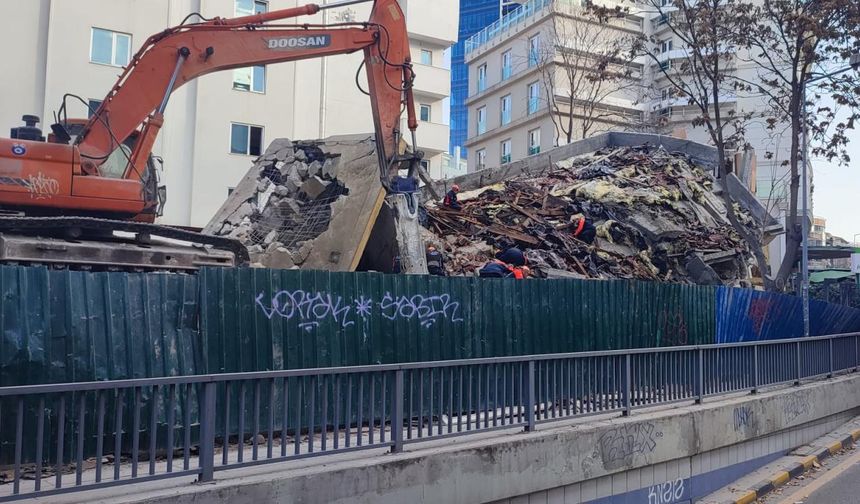 Ankara'da kontrollü yıkımı yapılan bina çöktü