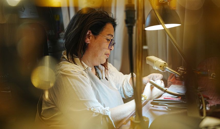 Kadın sadekar Anadolu medeniyetlerinin izlerini takılara işliyor