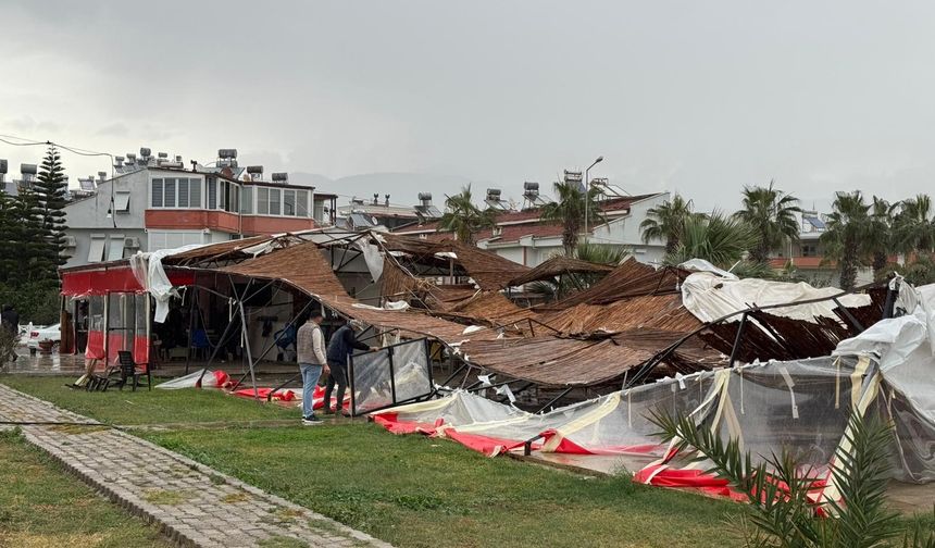 Akdeniz'de hortum kıyı şeridini vurdu: İş yerleri ve evler zarar gördü