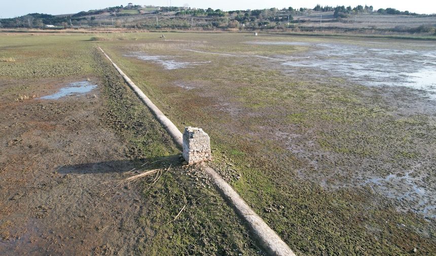 Terkos Gölü'nde su çekilince tarihi su kanalları gün yüzüne çıktı